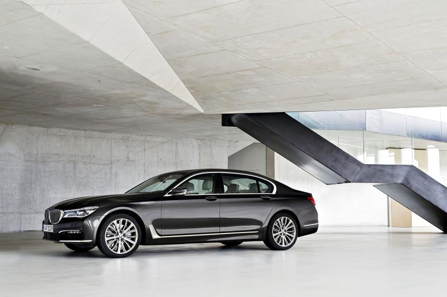  BMW 750Li xDrive 2015 года  (фото 29 из 41)